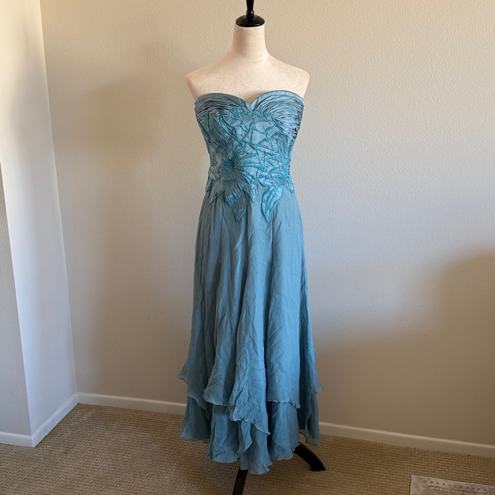 Carlos Miele Strapless Dusty Blue Floral-Appliqué Evening Dress - Picture 7 of 12